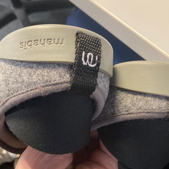 Like new Mahabis womens 8 light gray slippers - Picture 6 of 6